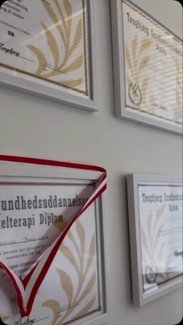 Diplomer og medalje i KlinikNBKAYA, fra klinikkens Instagram